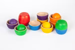 Grapat Holzspielzeug Schalen & Kugeln von Grapat bietet leuchtende Holzspielzeuge in den Farben Rot Orange Gelb Grün Blau und Lila. Jedes Set besteht aus einer massiven Kugel und einer passenden offenen Schale die auf einer weißen Oberfläche präsentiert we