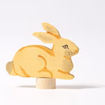 Grimm's Grimm`s Steckfigur Hase sitzend _19852 Grimm's Steckfigur Hase sitzend von Grimm's ist ein hölzernes Kaninchenspielzeug hellbraun mit einfachen Gesichtszügen aufrecht sitzend auf einem kleinen zylindrischen Sockel vor weißem Hintergrund.
