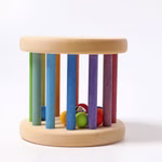 Grimm's Regenbogen Babyroller Ø 15 cm von Grimm's ist ein hölzernes Babyspielzeug in Form einer Trommel mit vertikalen bunten Stäben und runden Kugeln im Inneren dargestellt vor einem weißen Hintergrund.