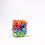 Eine durchsichtige Plastiktüte mit 60 Holzperlen Ø 2 cm von Grimm's mit bunten runden Perlen - rot orange gelb grün blau und lila - auf weißem Hintergrund.