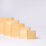 Grimm's Grimm`s Kistensatz Natur _23646 Fünf Grimm's Kistensatz Natur Holzkisten von Grimm's in verschiedenen Größen sind in einer Reihe von der kleinsten zur größten auf einer weißen Fläche mit einem schlichten hellen Hintergrund angeordnet.