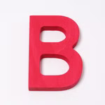 Grimm's Grimm's Buchstaben aus Holz A-Z_22771 B Ein roter Holzbuchstabe B aus Grimms Buchstaben aus Holz A-Z von Grimm's dargestellt auf weißem Hintergrund. B