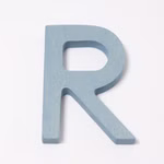 Ein Grimm's Buchstaben aus Holz A-Z Buchstabe "R" von Grimm's hellblau bemalt ist auf weißem Hintergrund abgebildet. R