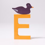 Grimm's Grimm's Buchstaben aus Holz A-Z_22812 E Eine lila Ente sitzt auf dem großen gelben Holzbuchstaben E von Grimm's Buchstaben aus Holz A-Z der vor einem schlichten weißen Hintergrund steht. E