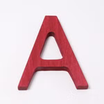 Ein roter Holzbuchstabe "A" aus Grimms Buchstaben aus Holz A-Z von Grimm's ist auf einem schlichten weißen Hintergrund abgebildet. A