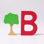 Grimm's Grimm's Buchstaben aus Holz A-Z_23313 B Ein kleiner Holzbaum und ein großer roter Holzbuchstabe B aus Grimms Buchstaben aus Holz A-Z von Grimm stehen nebeneinander auf einem schlichten weißen Hintergrund. B