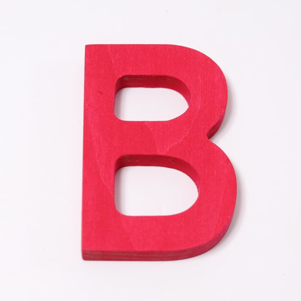 Grimm's Grimm's Buchstaben aus Holz A-Z_22771 B Ein roter Holzbuchstabe B aus Grimms Buchstaben aus Holz A-Z von Grimm's dargestellt auf weißem Hintergrund. B
