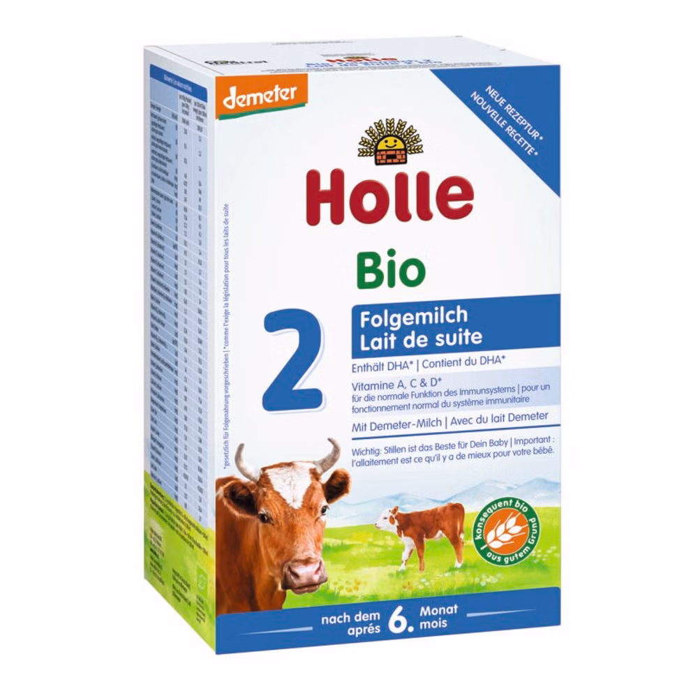 Holle Bio-Folgemilch 2 nach dem 6. Monat_21163 Eine Schachtel mit Holle Bio-Folgemilch 2 nach dem 6. Monat mit Kuhmotiv und grünem Hintergrund mit deutschem und französischem Text. Geeignet für Babys die älter als 6 Monate sind.