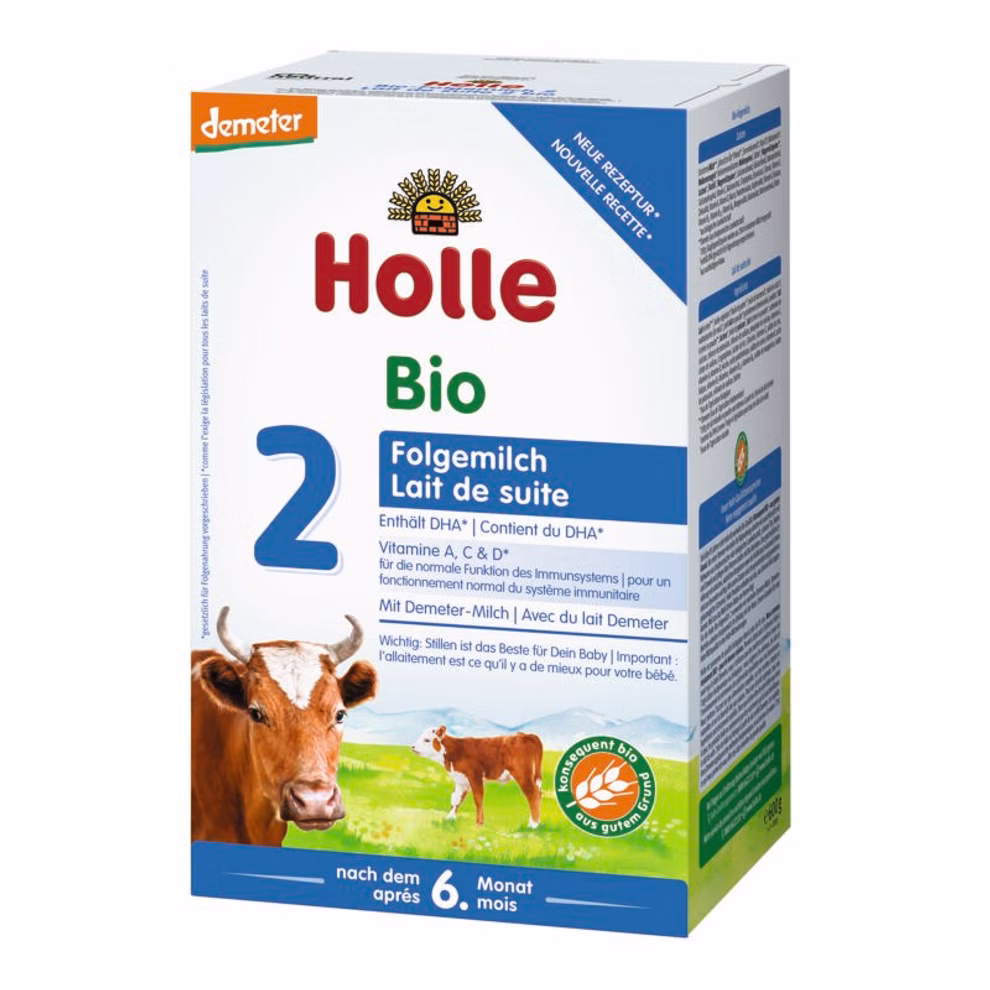 Holle Bio-Folgemilch 2 nach dem 6. Monat_21164 Eine Schachtel Holle Bio-Folgemilch 2 nach dem 6. Monat einer Folgemilchnahrung für Babys ab dem 6. Monat. Die weiße Verpackung mit blauen und grünen Akzenten zeigt eine Kuh die Zahl 2 und Text in Deutsch und Französisch.