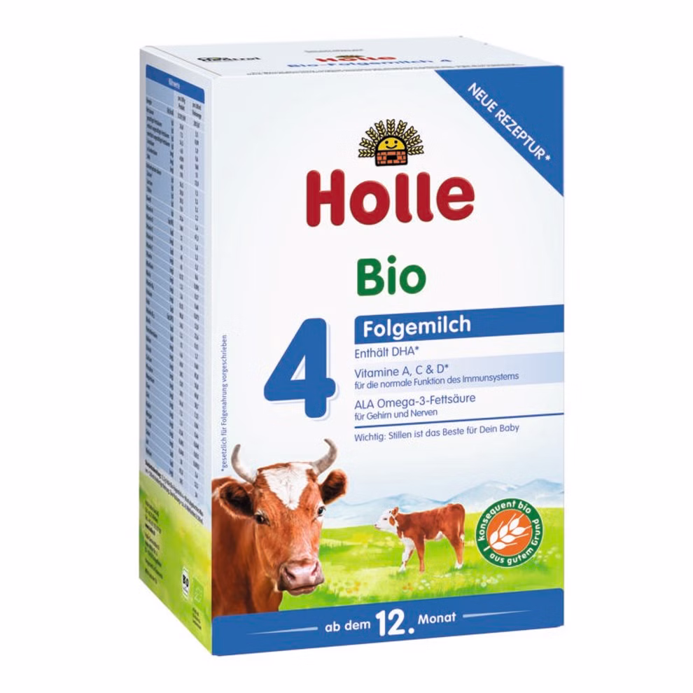 Holle Bio-Folgemilch 4 ab dem 12. Monat_21157 Eine Schachtel Holle Bio-Folgemilch 4 ab dem 12. Monat zeigt eine Kuh auf grünem Gras und Nährwertangaben die darauf hinweisen dass es sich um eine Bio-Folgemilch für Babys ab 12 Monaten handelt.