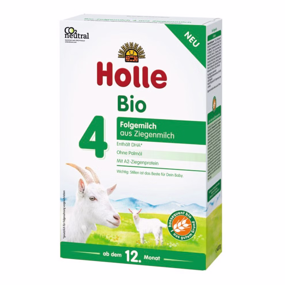 Holle Bio-Folgemilch 4 aus Ziegenmilch ab dem 12. Monat_21188 Eine grün-weiße Schachtel von Holle Bio-Folgemilch 4 aus Ziegenmilch ab dem 12. Monat zeigt eine Ziege und einen Bauernhof hebt DHA hervor A2-Ziegenprotein kein Palmöl; geeignet als Folgemilch für Babys ab 12 Monaten.