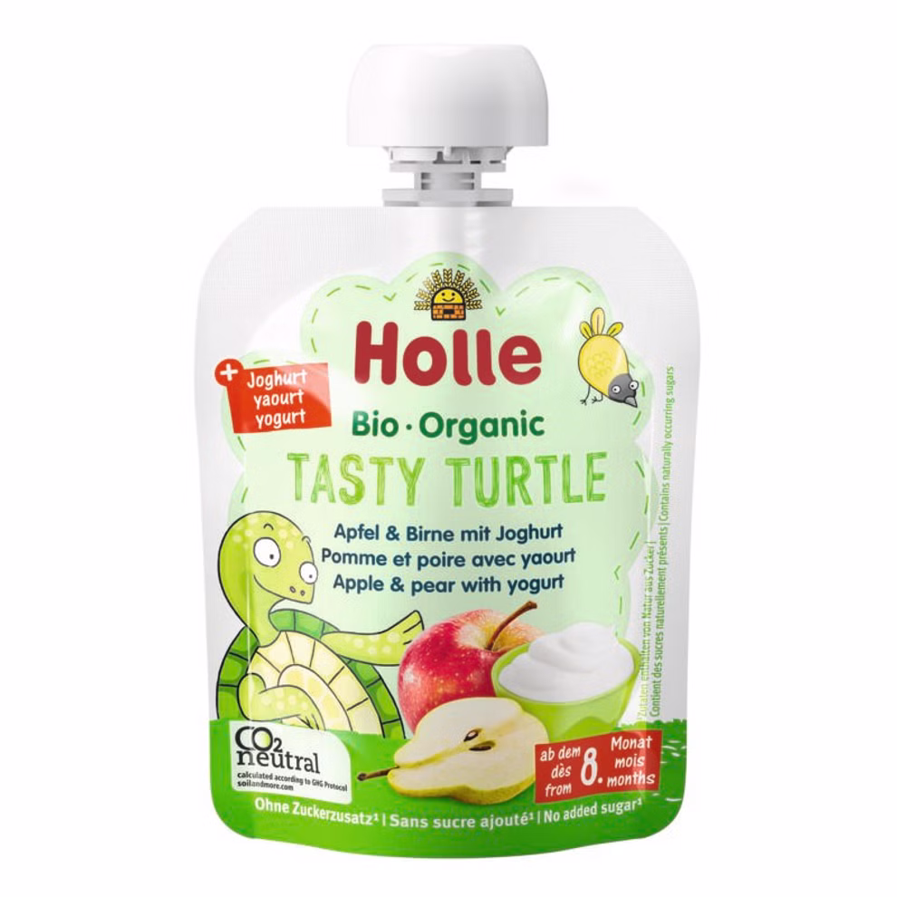 Holle Tasty Turtle - Pouchy Apfel & Birne mit Joghurt ab dem 8. Monat_26636 A Holle Tasty Turtle - Pouchy Apfel & Birne mit Joghurt ab dem 8. Monat. Der Babynahrungsbeutel zeigt eine Cartoon-Schildkröte und einen Vogel sowie Bilder von Äpfeln Birnen und Joghurt. Der Text erscheint auf Englisch Deutsch und Französisch.