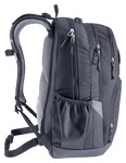 Der Deuter Schulrucksack Cotogy schwarz 26 l verfügt über mehrere Reißverschlussfächer eine Netzseitentasche gepolsterte Schultergurte und ein atmungsaktives Rückenteil hier von der Seite auf weißem Grund.