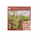 Rubbelbilder Der Gärtner von Moulin Roty ist ein Abziehbilder-Set mit farbenfrohen Gartenszenen mit Sonnenblumen Gemüse Vögeln und Pflanzen verpackt in einer quadratischen Schachtel mit französischem Text und Musterabziehbildern.