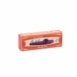Moulin Roty Instrument Kazoo _20936 Eine rechteckige orangefarbene Schachtel mit Illustrationen und dem Text "Instrument Kazoo" und "Moulin Roty" zeigt auf der Vorderseite ein lila Kazoo vor weißem Hintergrund.