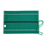 Morgenspruch Eurythmieversand Rollmäppchen grün 16er ohne Inhalt _34074 Ein Rollmäppchen grün 16er ohne Inhalt von Morgenspruch Eurythmieversand mit waagerechten Lamellen zwei grünen Bindebändern auf der rechten Seite und einem kleinen weißen Etikett auf der linken Seite. Der Hintergrund ist weiß.