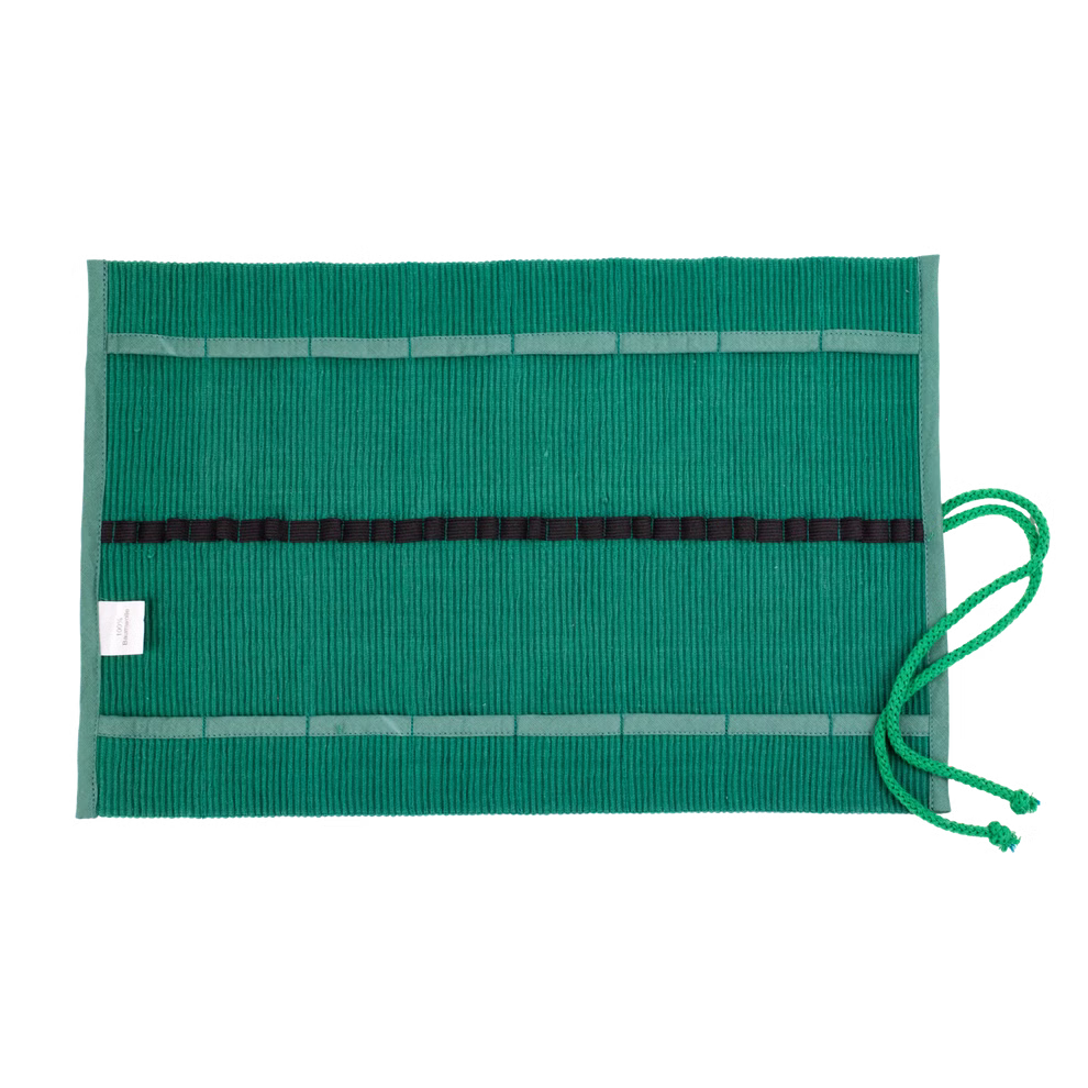 Morgenspruch Eurythmieversand Rollmäppchen grün 16er ohne Inhalt _34074 Ein Rollmäppchen grün 16er ohne Inhalt von Morgenspruch Eurythmieversand mit waagerechten Lamellen zwei grünen Bindebändern auf der rechten Seite und einem kleinen weißen Etikett auf der linken Seite. Der Hintergrund ist weiß.