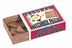 Ein geöffnetes "Puzzle in einer Streichholzschachtel" vom moses. Verlag offenbart im Inneren hölzerne Tangramteile. Auf dem Deckel der Schachtel sind bunte Tangram-Formen abgebildet an der Seite befindet sich eine Anleitung zum Puzzeln.