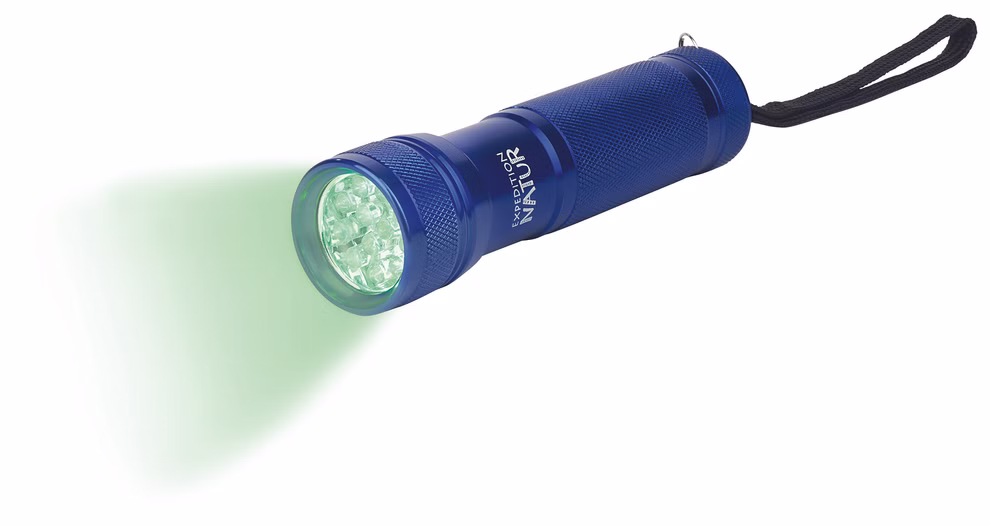 moses. Verlag Nachtsicht-Taschenlampe _21431 Die moses. Verlag Nachtsicht-Taschenlampe ist eine blaue Taschenlampe mit schwarzer Handschlaufe die einen grünen Lichtstrahl aussendet.