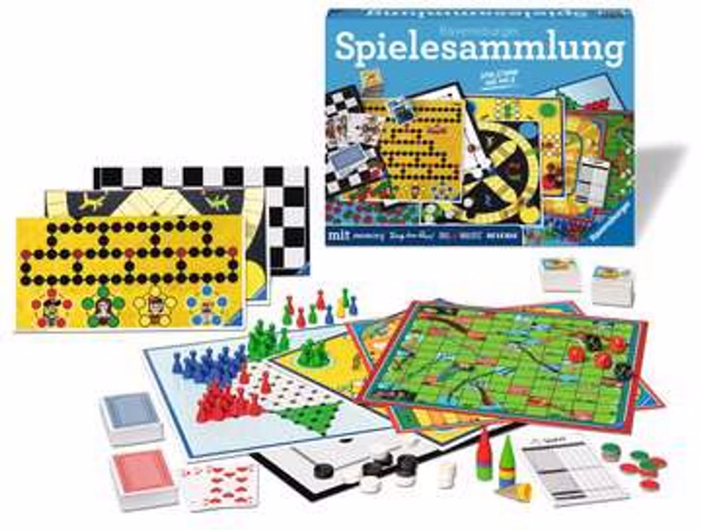 Ravensburger Ravensburger Spielesammlung _21601 Die Ravensburger Spielesammlung von Ravensburger kommt in einer blauen Schachtel und enthält verschiedene Spielbretter bunte Spielfiguren Würfel Dominosteine Schachfiguren und Spielkarten die vorne angeordnet sind.