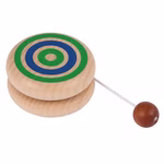 Beck Holzspielzeug Jo-Jo mit bunten Ringen verschiedene Farben_21690 Das Beck Holzspielzeug "Jo-Jo mit bunten Ringen verschiedene Farben" ist ein hölzernes Jo-Jo mit grünen und blauen Ringen an der Seite das an einer weißen Schnur mit einer kleinen braunen Holzperle befestigt ist.