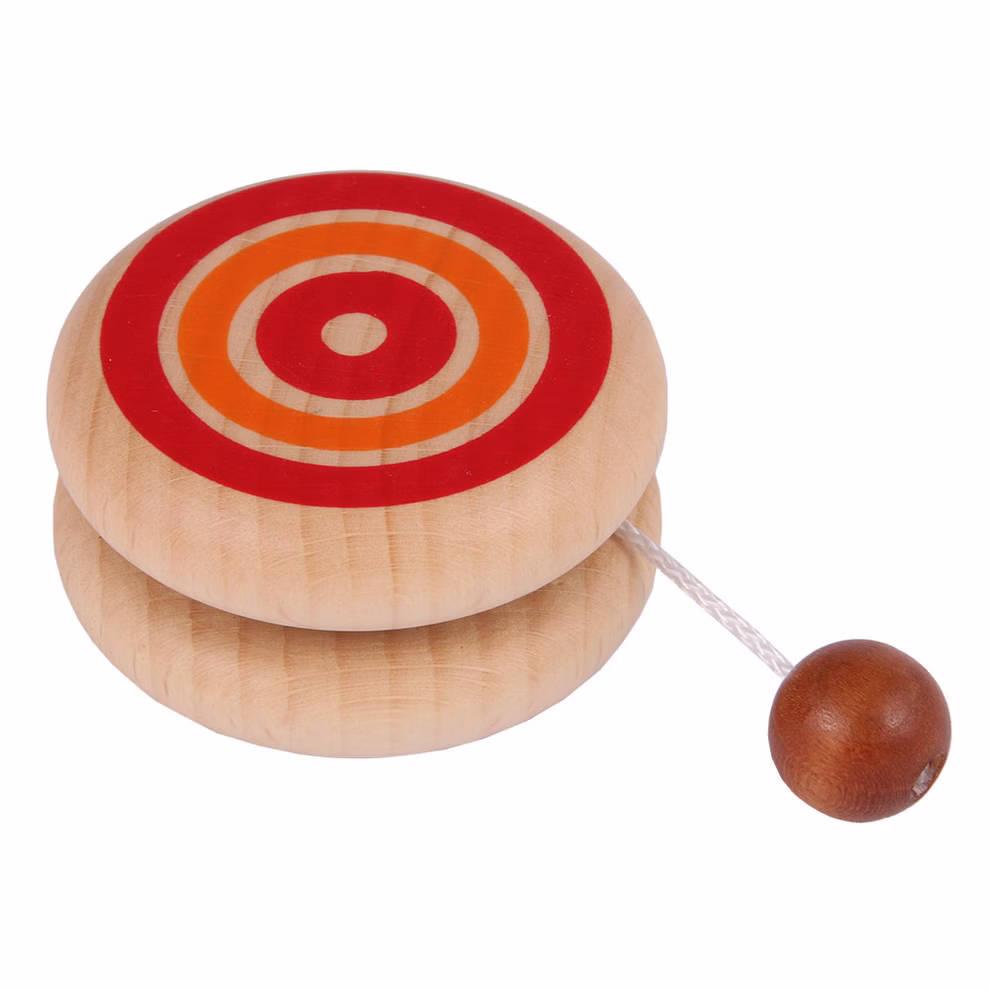 Beck Holzspielzeug Jo-Jo mit bunten Ringen verschiedene Farben_21691 Der "Jo-Jo mit bunten Ringen verschiedene Farben" von Beck Holzspielzeug hat bunte Ringe an den Holzseiten und wird mit einer weißen Schnur und einer kleinen Holzperle am Ende geliefert.