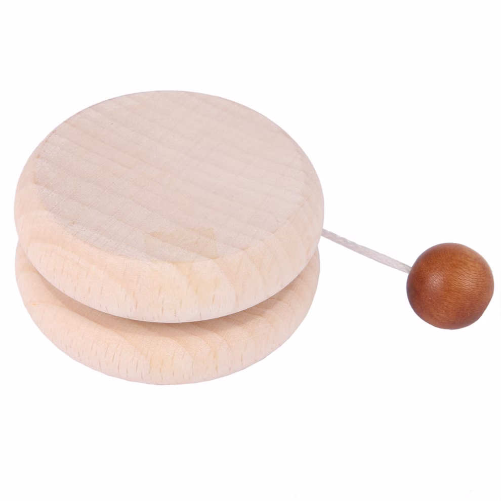 Beck Holzspielzeug Jo Jo natur Unbehandelt_21692 Das Jo Jo natur Unbehandelt von Beck Holzspielzeug ist ein helles Holzjojo mit einer Schnur und einer kleinen runden Perle die auf einem weißen Hintergrund abgebildet ist.