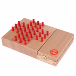Das Solitär Gesellschaftsspiel von Beck Holzspielzeug ist ein rechteckiges Holzspiel mit roten Stiften einem aufklappbaren Brett mit Verriegelung und einem kleinen roten Aufkleber auf der rechten Seite.
