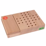 Das Solitär Gesellschaftsspiel von Beck Holzspielzeug ist ein rechteckiges Holzspielbrett mit einem Lochraster auf der rechten Seite und einem geschlossenen Fach mit rotem Aufkleber auf der linken Seite.