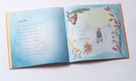 Mummel & Hummel Malwerkstatt Wunderbare Winzigkeiten Ein Spaziergang durchs Jahr_22384 Das aufgeschlagene Buch "Wunderbare Winzigkeiten Ein Spaziergang durchs Jahr" von Mummel & Hummel Malwerkstatt zeigt ein handgeschriebenes deutsches Gedicht und auf der gegenüberliegenden Seite eine Winterszene mit Kindern die auf einem verschneiten von Pf