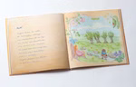 Mummel & Hummel Malwerkstatt Wunderbare Winzigkeiten Ein Spaziergang durchs Jahr_22380 Das aufgeschlagene Bilderbuch "Wunderbare Winzigkeiten Ein Spaziergang durchs Jahr" von Mummel & Hummel Malwerkstatt zeigt auf der linken Seite einen handgeschriebenen deutschen Text und auf der rechten Seite eine lebendige Illustration von Kindern unter B