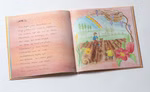 Mummel & Hummel Malwerkstatt Wunderbare Winzigkeiten Ein Spaziergang durchs Jahr_22381 Wunderbare Winzigkeiten Ein Spaziergang durchs Jahr von Mummel & Hummel Malwerkstatt zeigt ein aufgeschlagenes Buch mit einem handgeschriebenen Gedicht mit dem Titel "April" und einer lebendigen Illustration von zwei Kindern bei der Gartenarbeit einem Rege