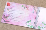 Das Meine Freunde Freundebuch von Mummel & Hummel Malwerkstatt ist ein offenes Spiralbuch mit pastellfarbenen Blumen- und Vogelillustrationen deutschen Aufforderungen handgeschriebenen Antwortzeilen rosa Blumen und einer Libelle.