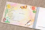 Das "Meine Freunde Freundebuch" von Mummel & Hummel Malwerkstatt zeigt deutsche Handschrift Blumen- und Vogelkunst auf der linken Seite einen Schmetterling am oberen Rand und einen sanft gefärbten Hintergrund in Rosa- Gelb- und Orangetönen.