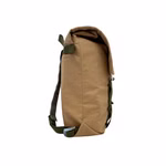SuperRanzen Rolltop Rucksack sand-olive modulares Design_22443 Der SuperRanzen Rolltop Rucksack in Sand-Olive mit modularem Design und olivgrünen Trägern wird aufrecht und von der Seite geschlossen vor einem weißen Hintergrund präsentiert.
