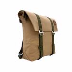 SuperRanzen Rolltop Rucksack sand-olive modulares Design_22444 Der SuperRanzen Rolltop-Rucksack in sand-olivem Moduldesign mit grünen Riemen und Metallschnallen ist auf weißem Hintergrund abgebildet.