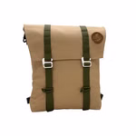 SuperRanzen Rolltop Rucksack sand-olive modulares Design_22445 Der SuperRanzen Rolltop Rucksack besteht aus sandfarbenem Segeltuch olivgrünen Riemen silbernen Schnallen und einem braunen runden Lederaufnäher mit "Sucker Haven" oben rechts auf der Frontklappe.