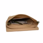 SuperRanzen Rolltop Rucksack sand-olive modulares Design_22446 Der SuperRanzen Rolltop Rucksack in Sand-Olive verfügt über ein modulares Design Innenfächer einen grünen verstellbaren Gurt und mehrere Taschen zur Organisation. Leer mit geöffneter Klappe vor weißem Hintergrund abgebildet.