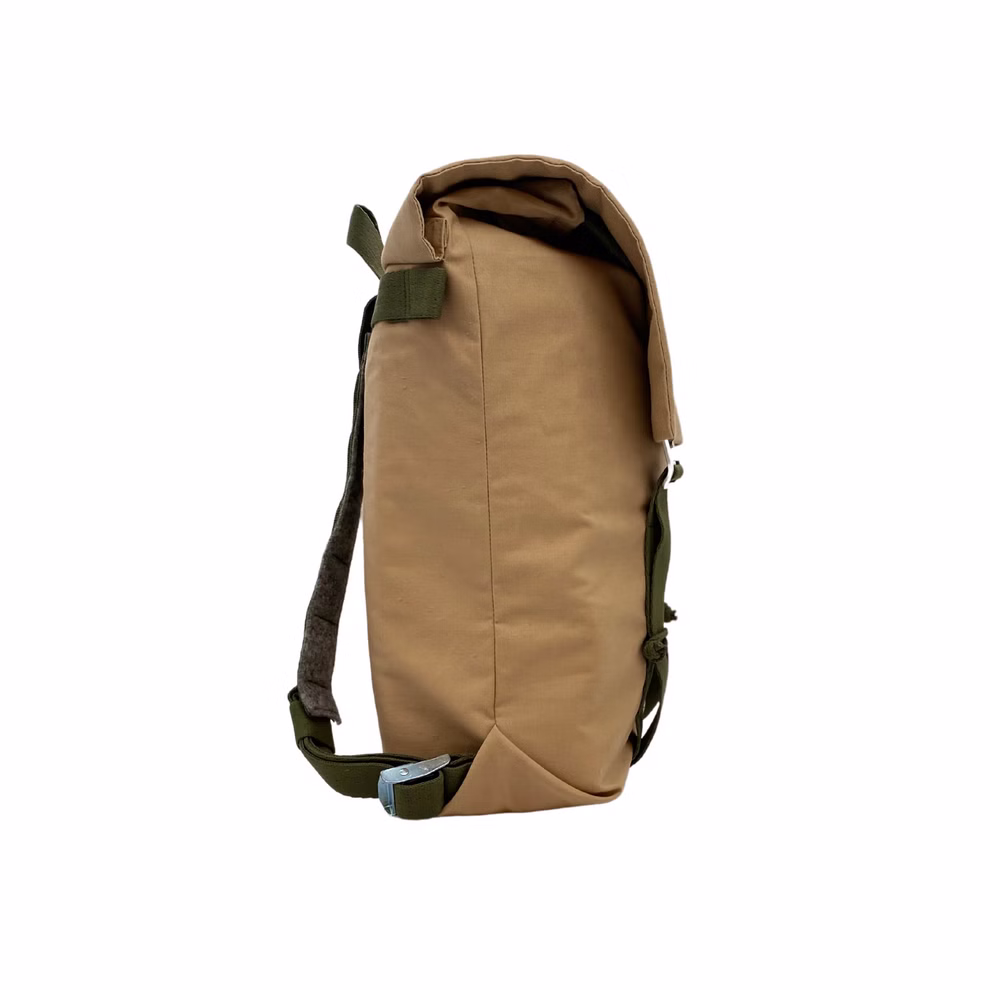 SuperRanzen Rolltop Rucksack sand-olive modulares Design_22443 Der SuperRanzen Rolltop Rucksack in Sand-Olive mit modularem Design und olivgrünen Trägern wird aufrecht und von der Seite geschlossen vor einem weißen Hintergrund präsentiert.