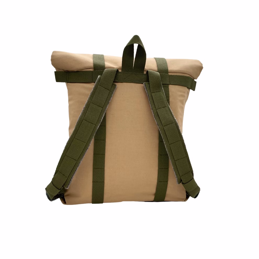 SuperRanzen Rolltop Rucksack sand-olive modulares Design_22447 Der SuperRanzen Rolltop Rucksack in sand-olivem Moduldesign wird von hinten mit grünen Trägern und einem oberen Griff vor weißem Hintergrund gezeigt.