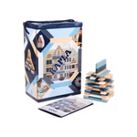KAPLA KAPLA® Box Winter 200 Plättchen_22487 Die KAPLA® Box Winter 200 Plättchen von KAPLA enthält Holzbausteine mit blauen und weißen geometrischen Motiven Musterstrukturen ein Heft und einen Stapel Bretter der neben der Box ausgestellt ist.