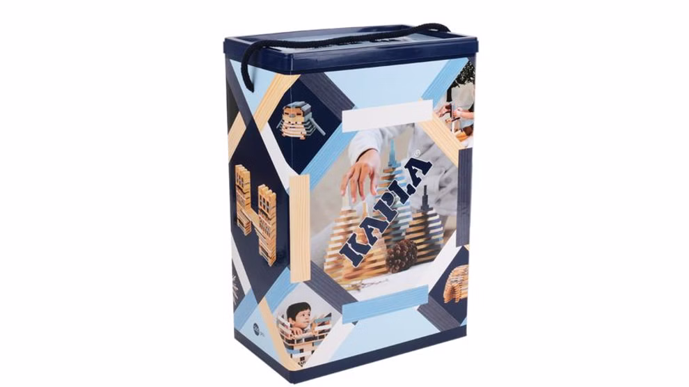 KAPLA KAPLA® Box Winter 200 Plättchen_22488 Eine rechteckige KAPLA® Box Winter 200 Plättchen von KAPLA mit blauem Deckel und Griff Bildern von Menschen die ein Holzklötzchenspiel wie Jenga spielen und dem Aufdruck "MANILA" auf der Vorderseite.