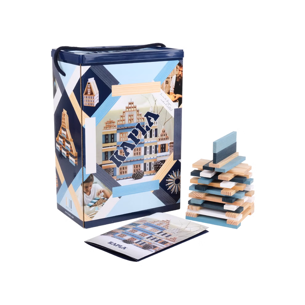 KAPLA KAPLA® Box Winter 200 Plättchen_22487 Die KAPLA® Box Winter 200 Plättchen von KAPLA enthält Holzbausteine mit blauen und weißen geometrischen Motiven Musterstrukturen ein Heft und einen Stapel Bretter der neben der Box ausgestellt ist.