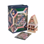 Die KAPLA® Box Frühling 200 Plättchen von KAPLA wird neben einem teilweise gebauten Haus aus den Blöcken ausgestellt vor dem ein Anleitungsheft flach liegt.