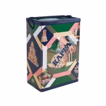 Die KAPLA® Box Frühling 200 Plättchen zeigt eine farbenfrohe Box mit dem KAPLA-Branding Bildern von Holzbrettern und Händen die Strukturen auf einem geometrisch gemusterten Hintergrund aufbauen.