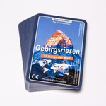 Ein Stapel von Quartett Gebirgsriesen 32 Berge der Welt Kartenspielschachteln von Wendelins Kartenspiele mit einem Berg Bild auf einem hauptsächlich blauen Cover mit weißen und orangefarbenen Akzenten. Der Text ist in Deutsch.