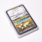 Ein Kunststoffkoffer enthält Wendelins Kartenspiele's Quartett Ferne Länder 32 Länder außerhalb Europas mit einem blau-gelben Cover mit Bergen Himmel und einer Weltkarte.