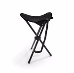 Der Origin Outdoors Dreibeinhocker Schwarz ist ein schwarzer faltbarer Dreibeinhocker mit einem Sitz aus Stoff drei Metallbeinen und einem angebrachten Trageriemen abgebildet auf einem schlichten weißen Hintergrund.