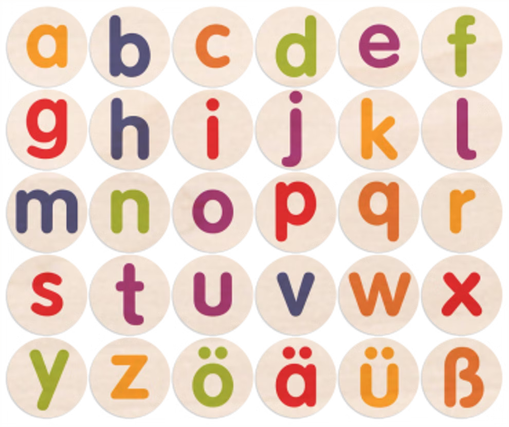SUNNYSUE Holzstempel Kleinbuchstaben 30-tlg_23299 Das SUNNYSUE Holzstempel Kleinbuchstaben 30-tlg-Set besteht aus beigen Holzstempeln mit deutschen Kleinbuchstaben darunter ä ö ü und ß. Jeder Buchstabe ist mittig auf einer runden Fliese in verschiedenen Farben platziert.