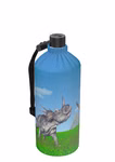 Emil Emil die Trinkflasche Dinosaurier Öko 04 l_23514 Die Emil die Trinkflasche Dinosaurier Öko von Emil (04 l) ist eine blaue Wasserflasche mit schwarzem Riemen und zeigt einen gehörnten Dinosaurier der im Gras vor einem blauen Himmel mit Wolken und Bergen steht.